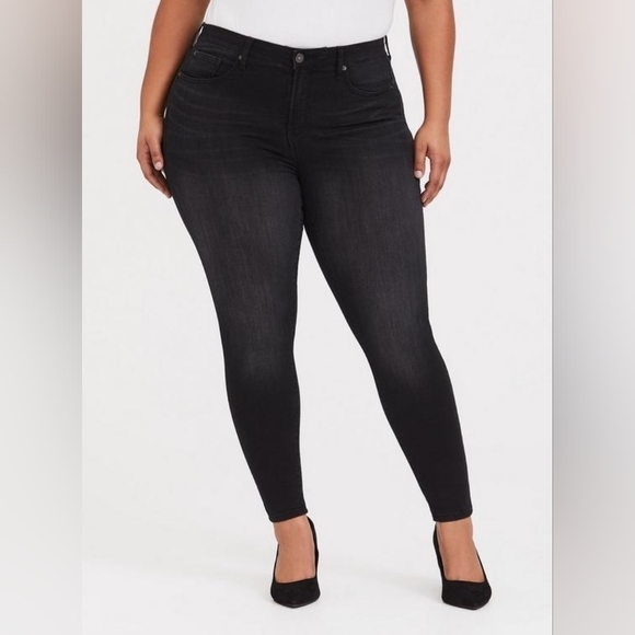 24R - Torrid | Sky High Skinny Jean - Premium Stretch Washed Black - Picture 4 of 4